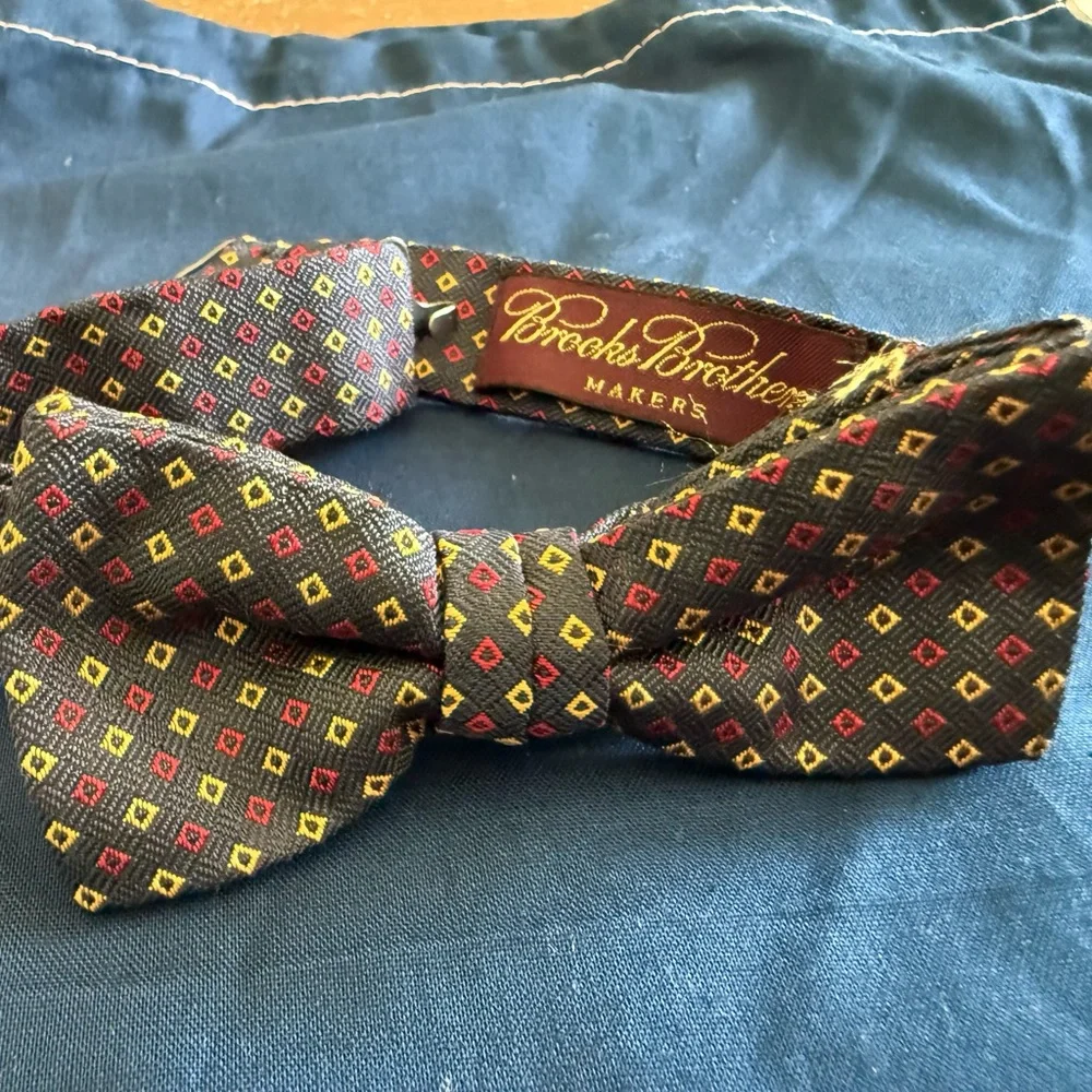Brooks Brothers- Boys Geometric Patterned Silk Bow Tie, Navy, OneSize EUC
